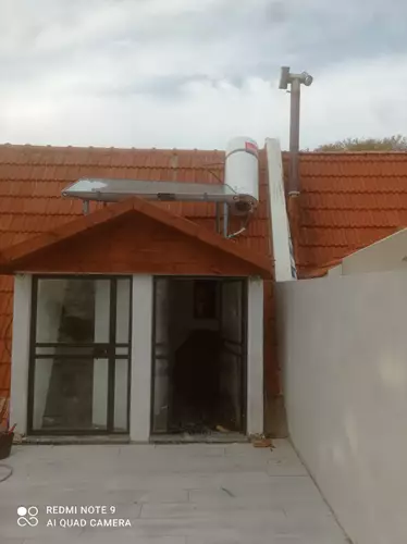 התקנת דוד שמש וקולט על גג רעפים